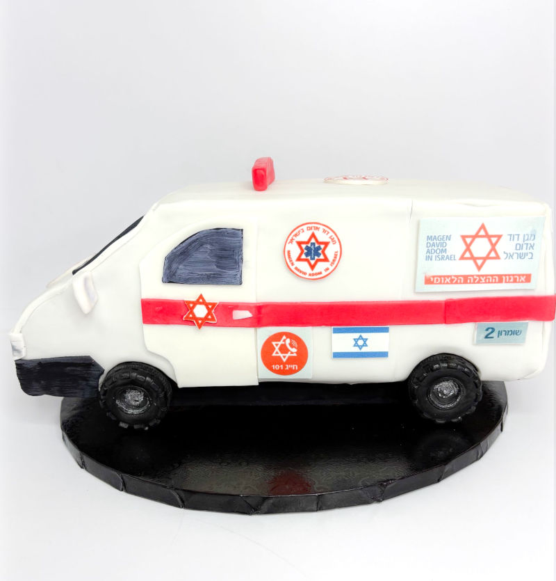 עוגה מיוחדת בעיצוב אמבולנס למתנדב מדא