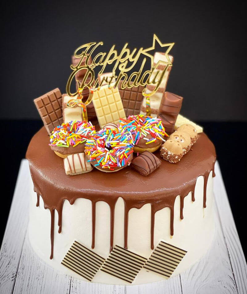 דריפ קייק ליום הולדת עם ממתקים שוקולדים ודונאטס