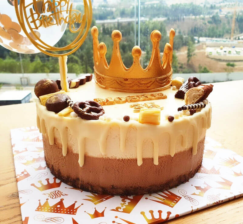 דריפ קייק לעוגת מוסים וממתקים עם כתר מעל