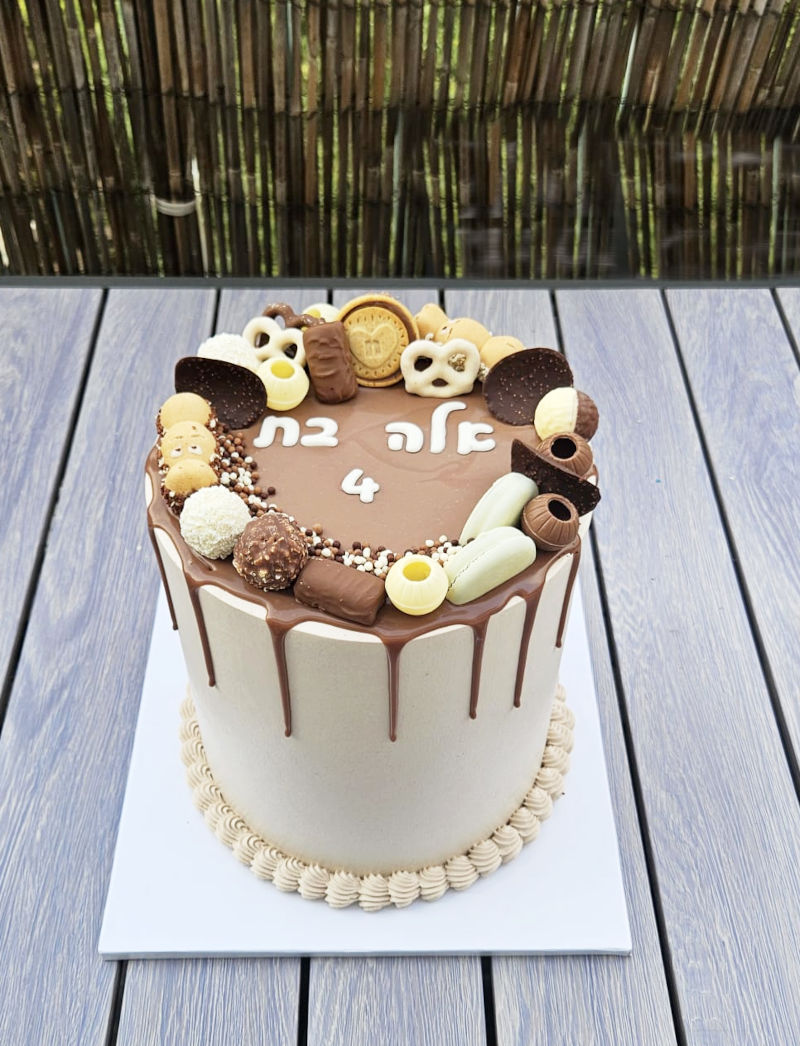 דריפ קייק מעוצבת עם שוקולד