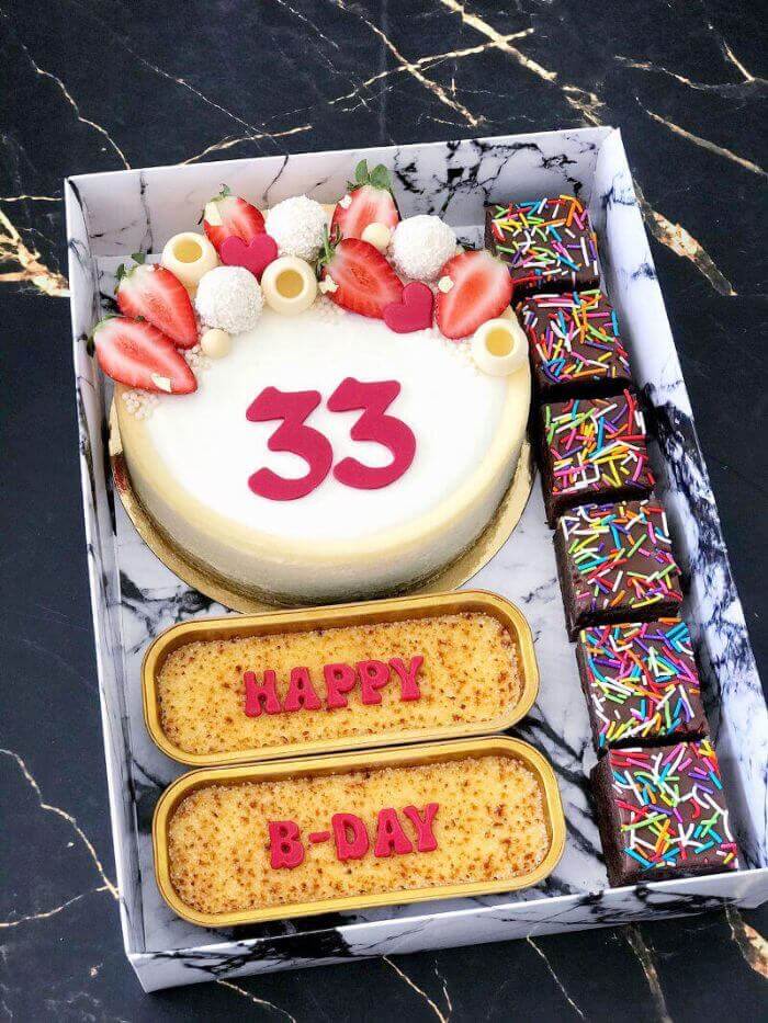 מארז יום הולדת גדול עם עוגת גבינה