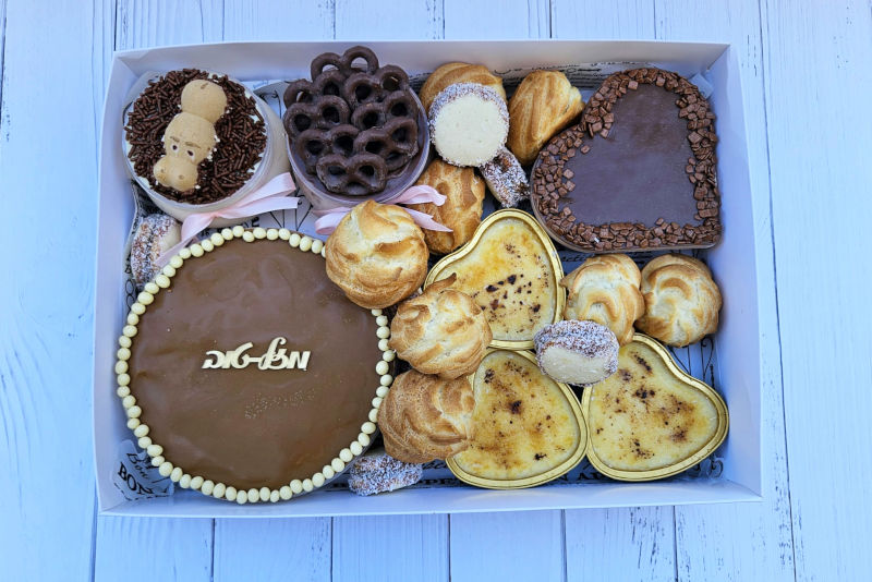 מארז יום הולדת מתוק הכנה במטבח כשר