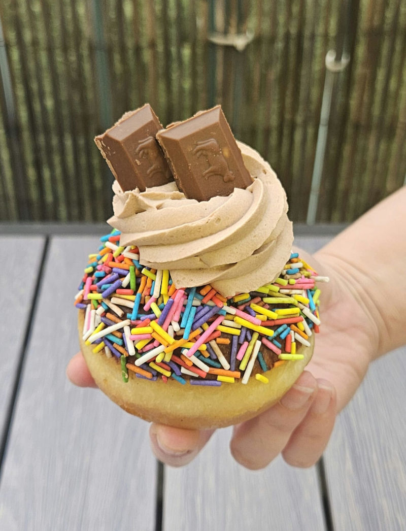 סופגניית פטיסייר נוטלה וסוכריות