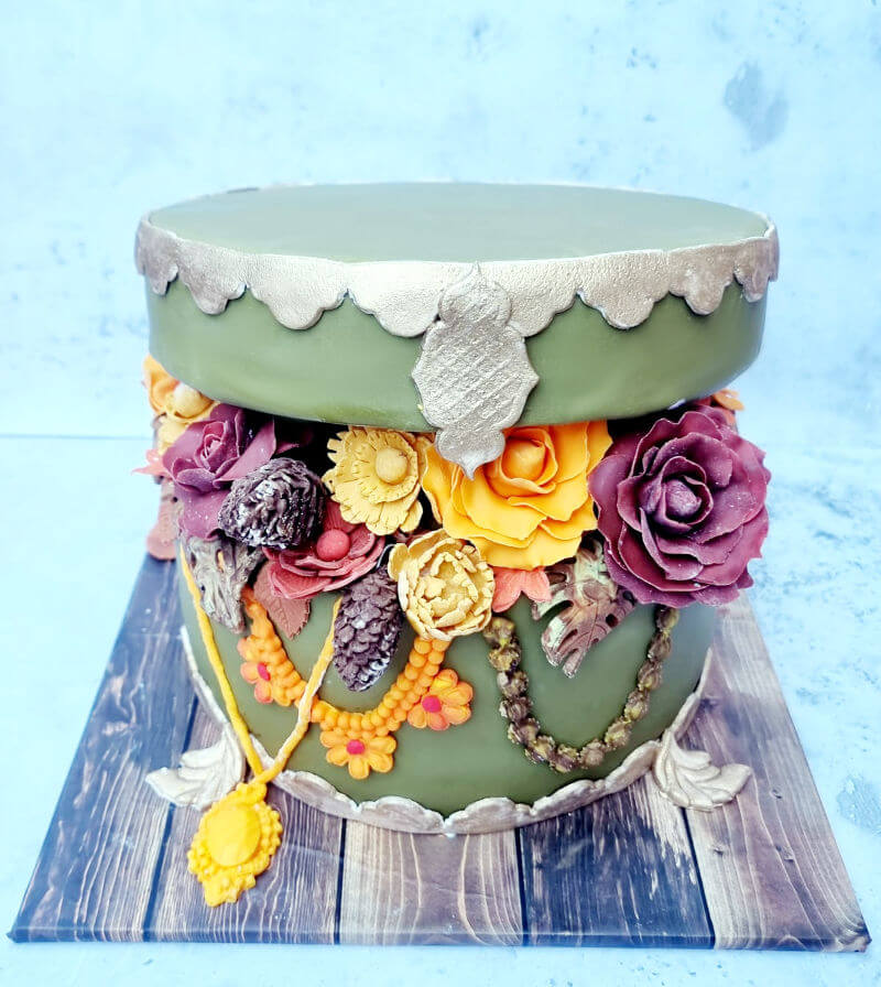עוגה מיוחדת של תיבת תכשיטים ופרחים