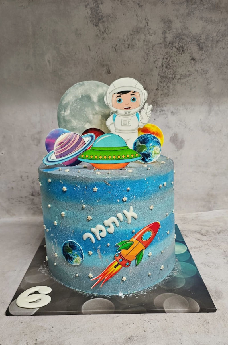 עוגה מעוצבת חלל עם אסטרונאוט
