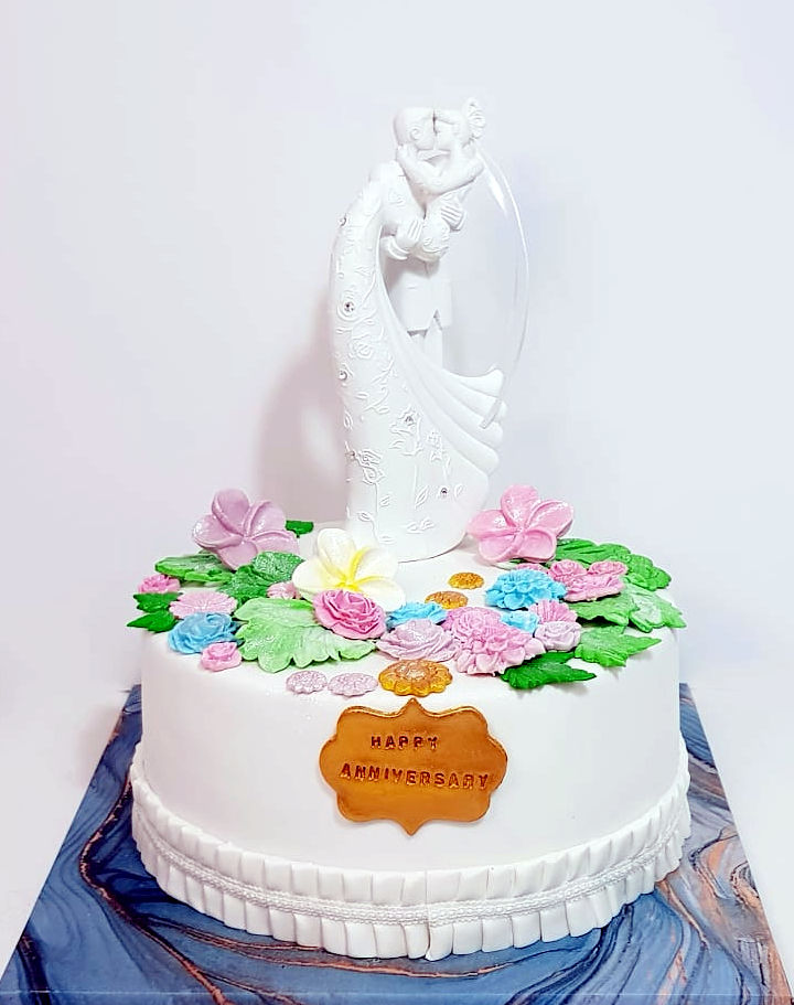 עוגה מעוצבת ליום נישואין עם פרחים