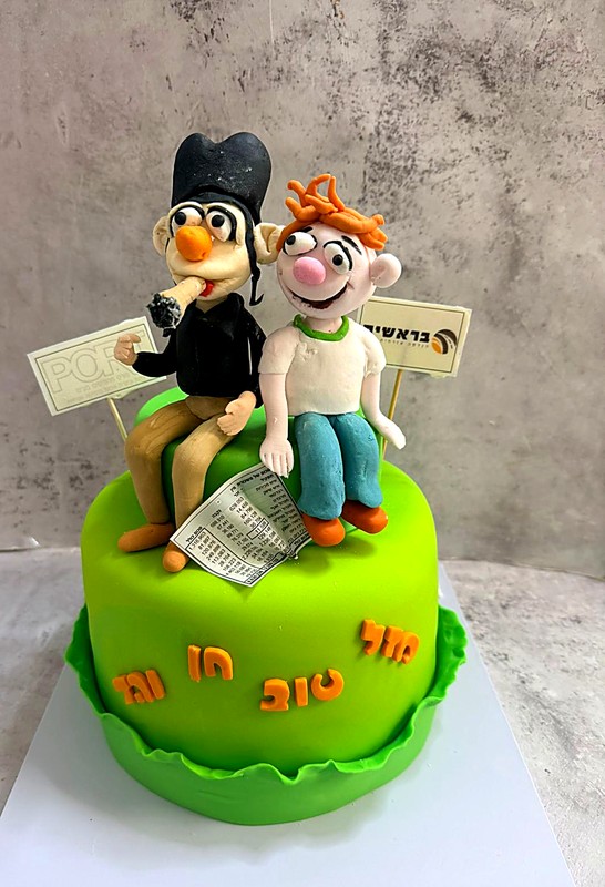 עוגה מעוצבת לעסקים עם דמויות שקע ותקע