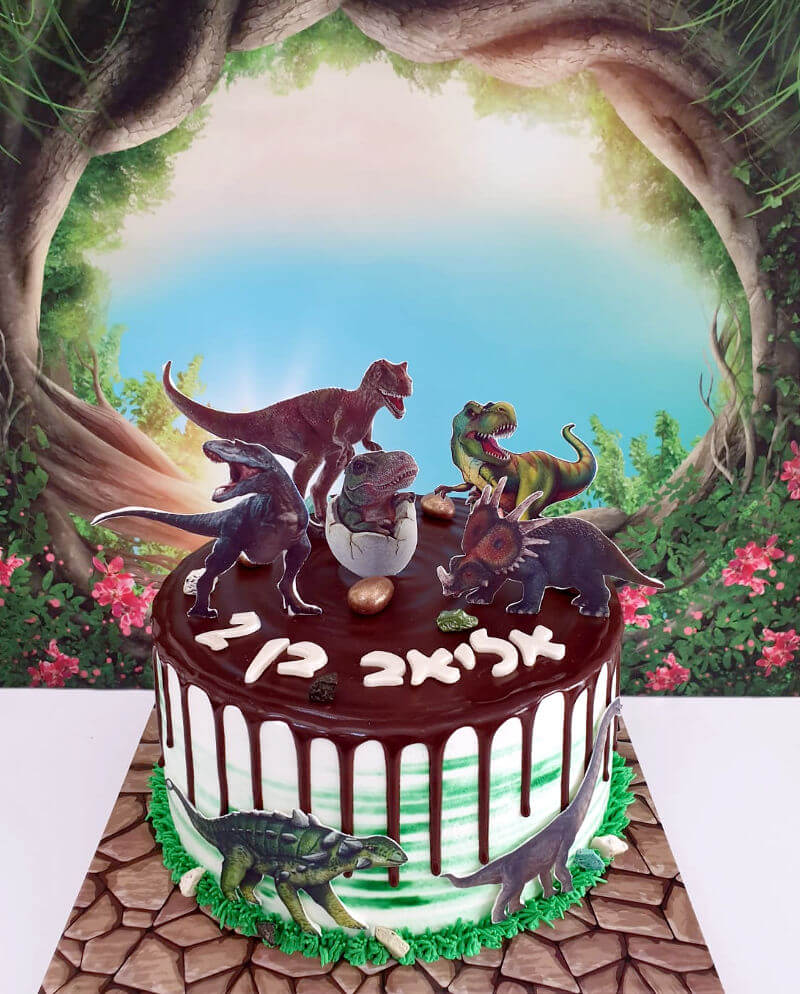 עוגה מעוצבת עם דינוזאורים