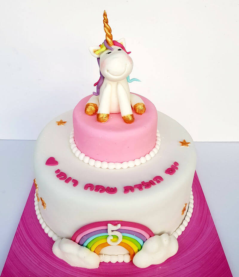 עוגה מעוצבת עם חד קרן וקשת בענן