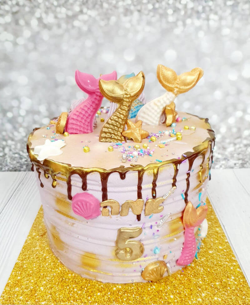 עוגה מעוצבת עם טפטופי זהב של בת הים