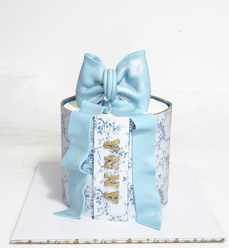 עוגה מעוצבת עם פפיון מבצק סוכר