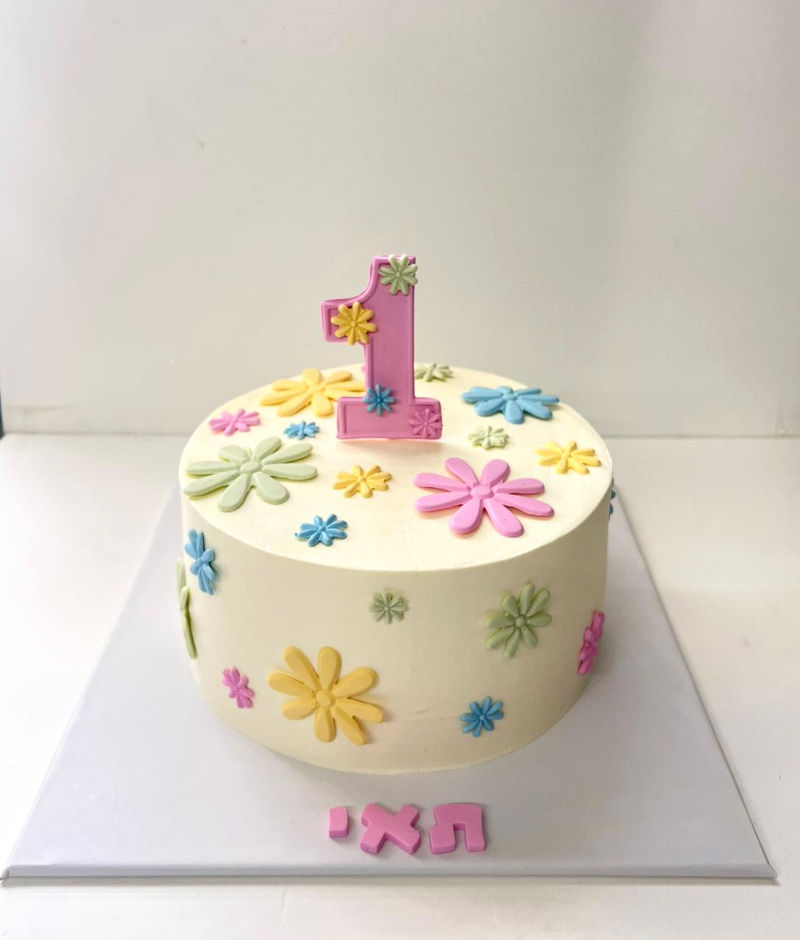 עוגה מעוצבת עם פרחים לגיל שנה