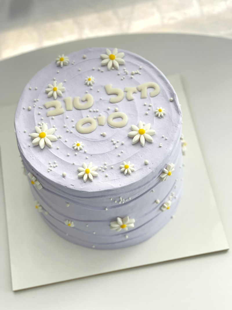 עוגה מעוצבת עם פרחים ללא גלוטן