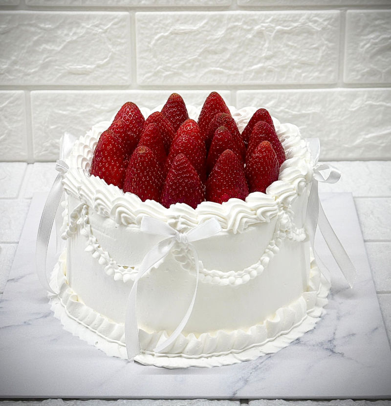 עוגה מעוצבת עם תותים