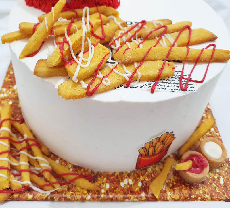 עוגה מעוצבת מיוחדת עם ציפס וקטשופ