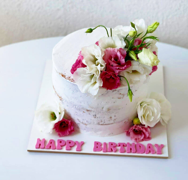 עוגה עירומה עם פרחים ללא גלוטן