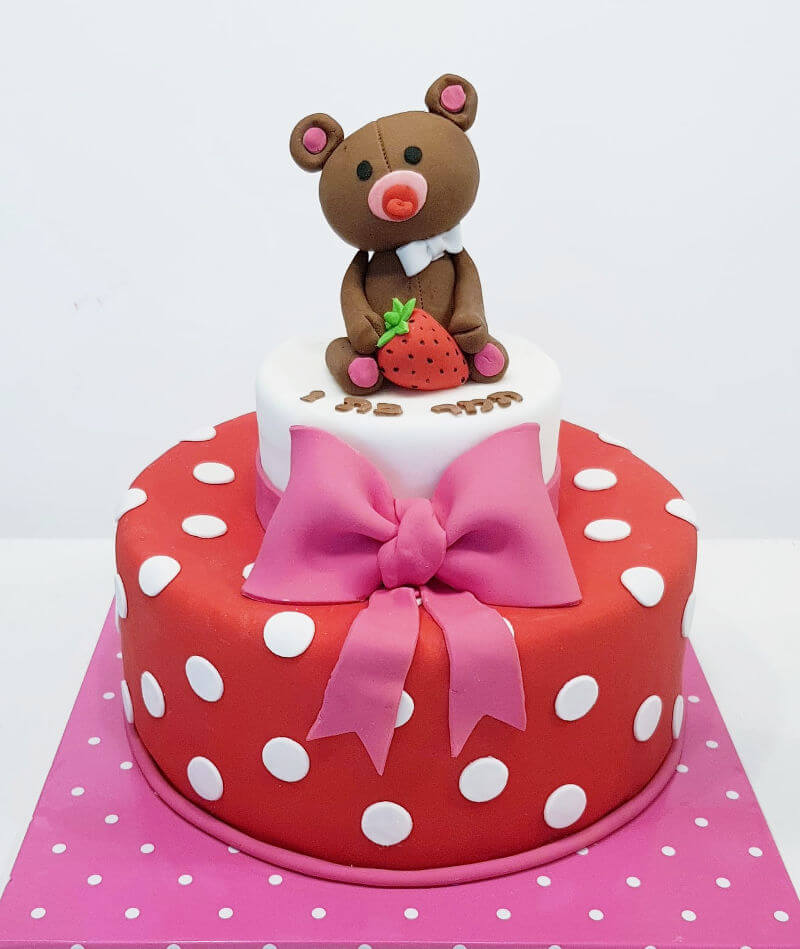עוגה מתוקה עם דובי מבצק סוכר