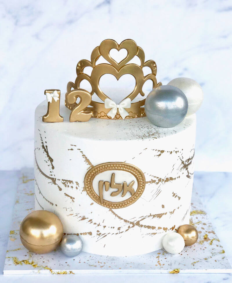 עוגת בת מצווה מעוצבת עם כתר זהב