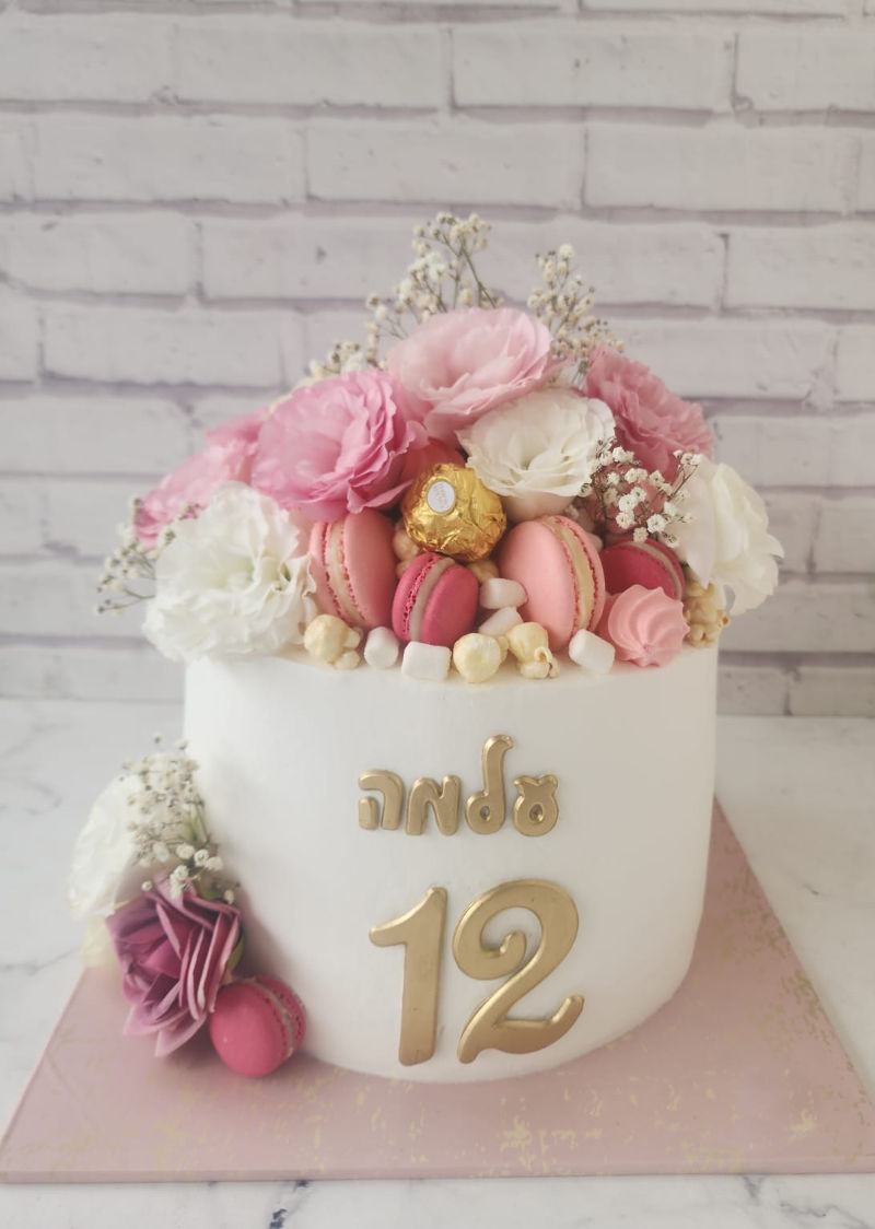 עוגת בת מצווה מעוצבת עם פרחים
