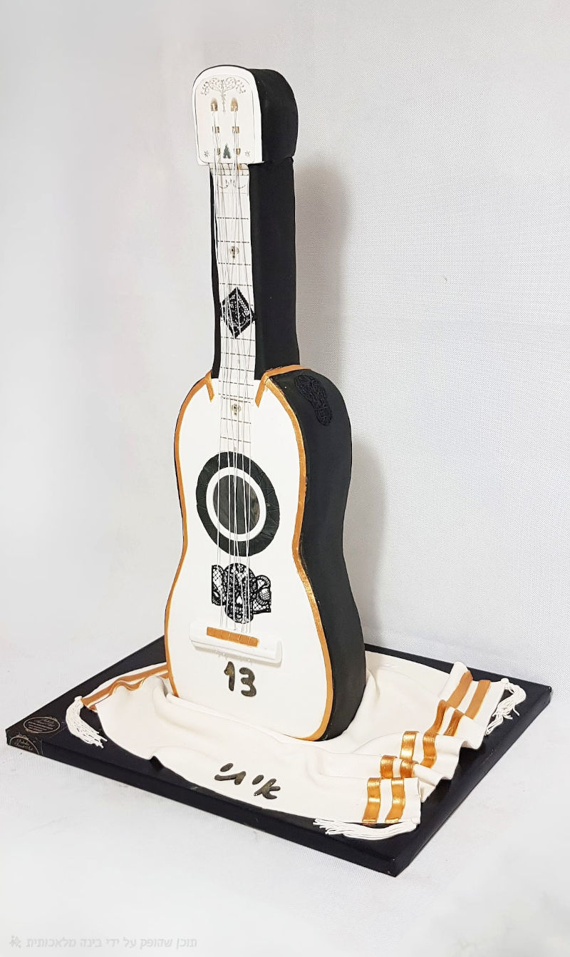 עוגה מיוחדת מעוצבת בצורת גיטרה