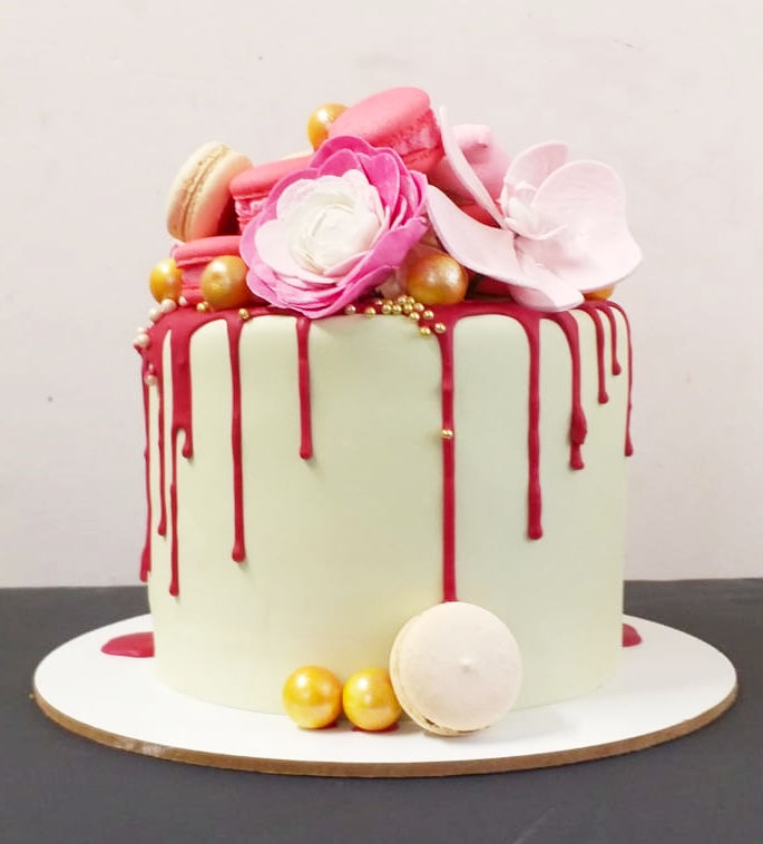עוגת דריפ קייק עם פרחים וממתקים