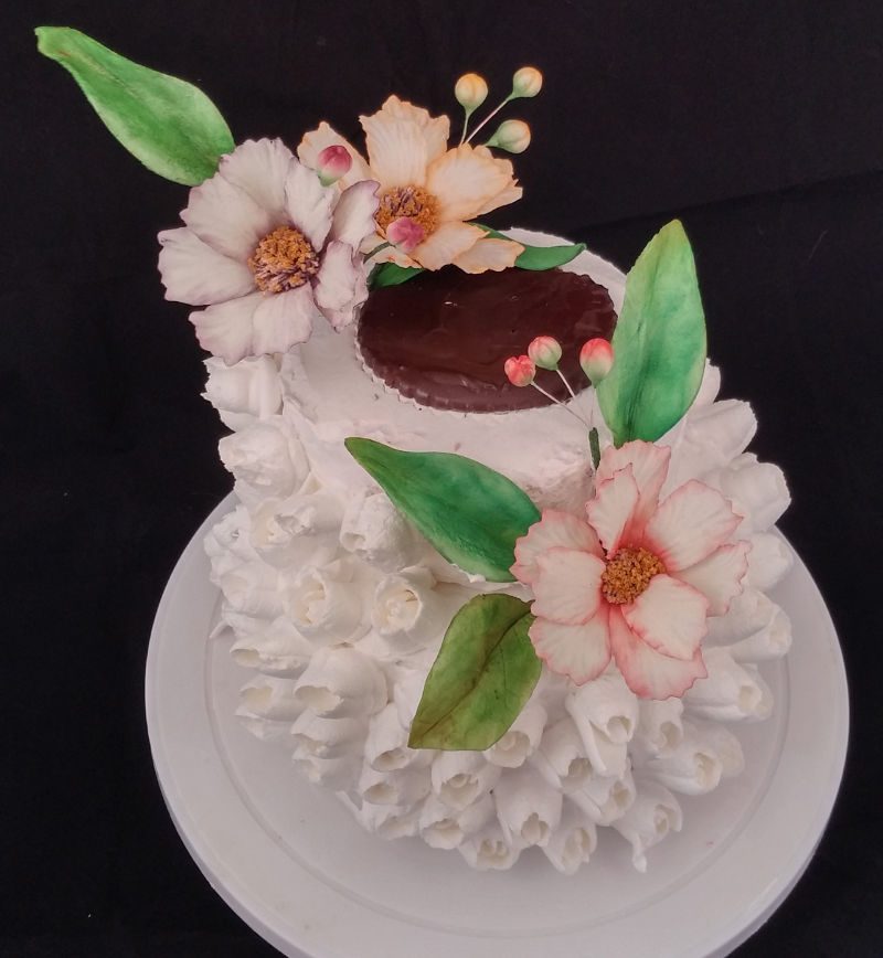 עוגת קומות וניל תות מקושטת פרחי סוכר