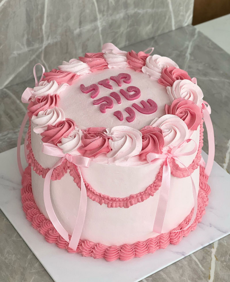 עוגת זילוף מעוצבת בגווני ורוד ליום הולדת מתוק