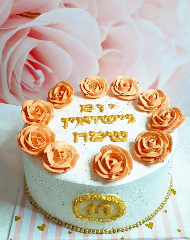 עוגת זילוף מעוצבת ליום נישואין עם פרחים