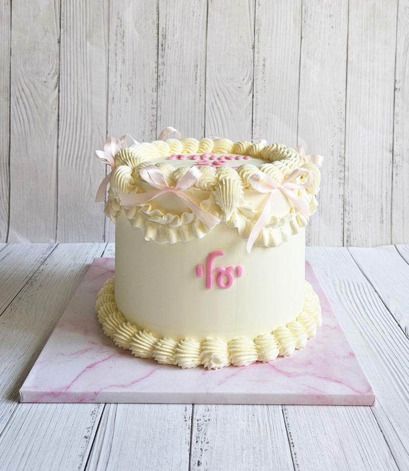 עוגת זילוף עם פפיונים בעיצוב אישי