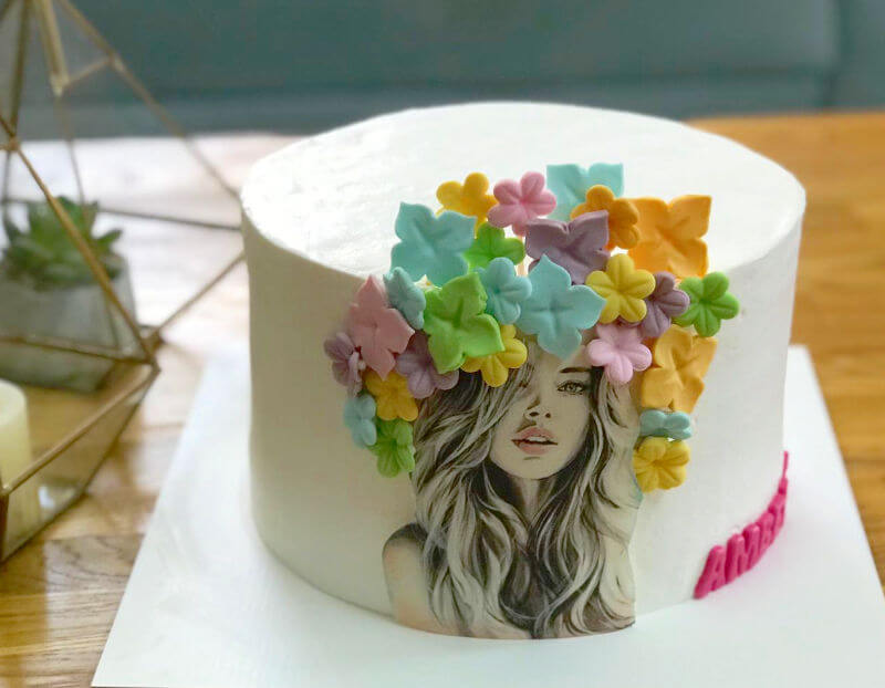 עוגה מעוצבת עם פרחים מבצק סוכר לאשה