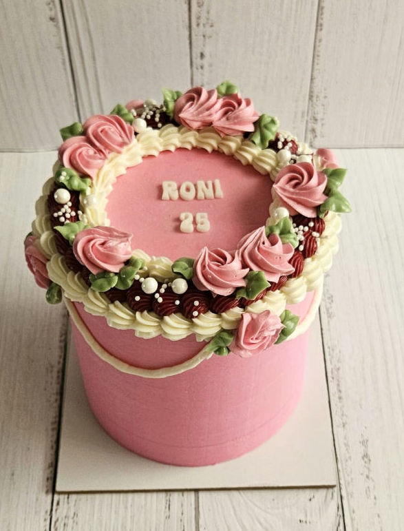 עוגת זילוף פרחים מתוקה בסגנון רטרו נאפה בבית שומר כשרות