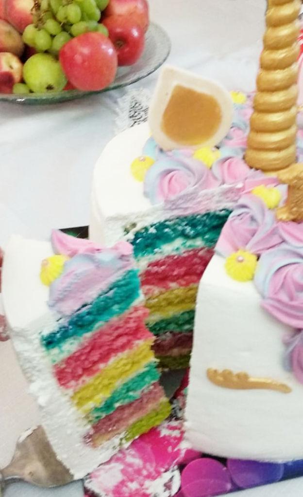 עוגת חד קרן חתוכה בצבעי הקשת