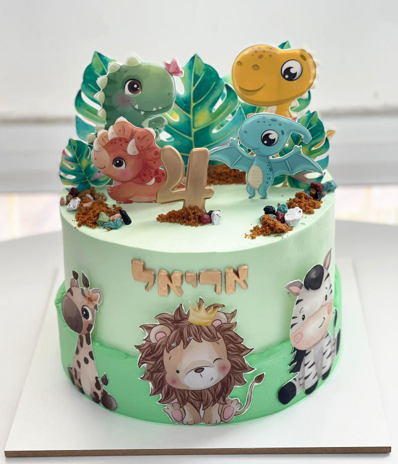 עוגת חיות מעוצבת לבן עם דינוזאורים אריה וגירפה