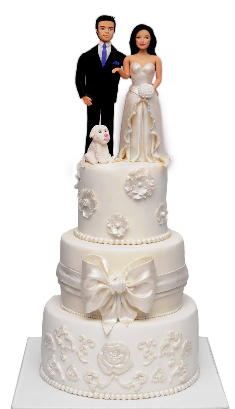 עוגת חתונה מפוארת עם חתן וכלה