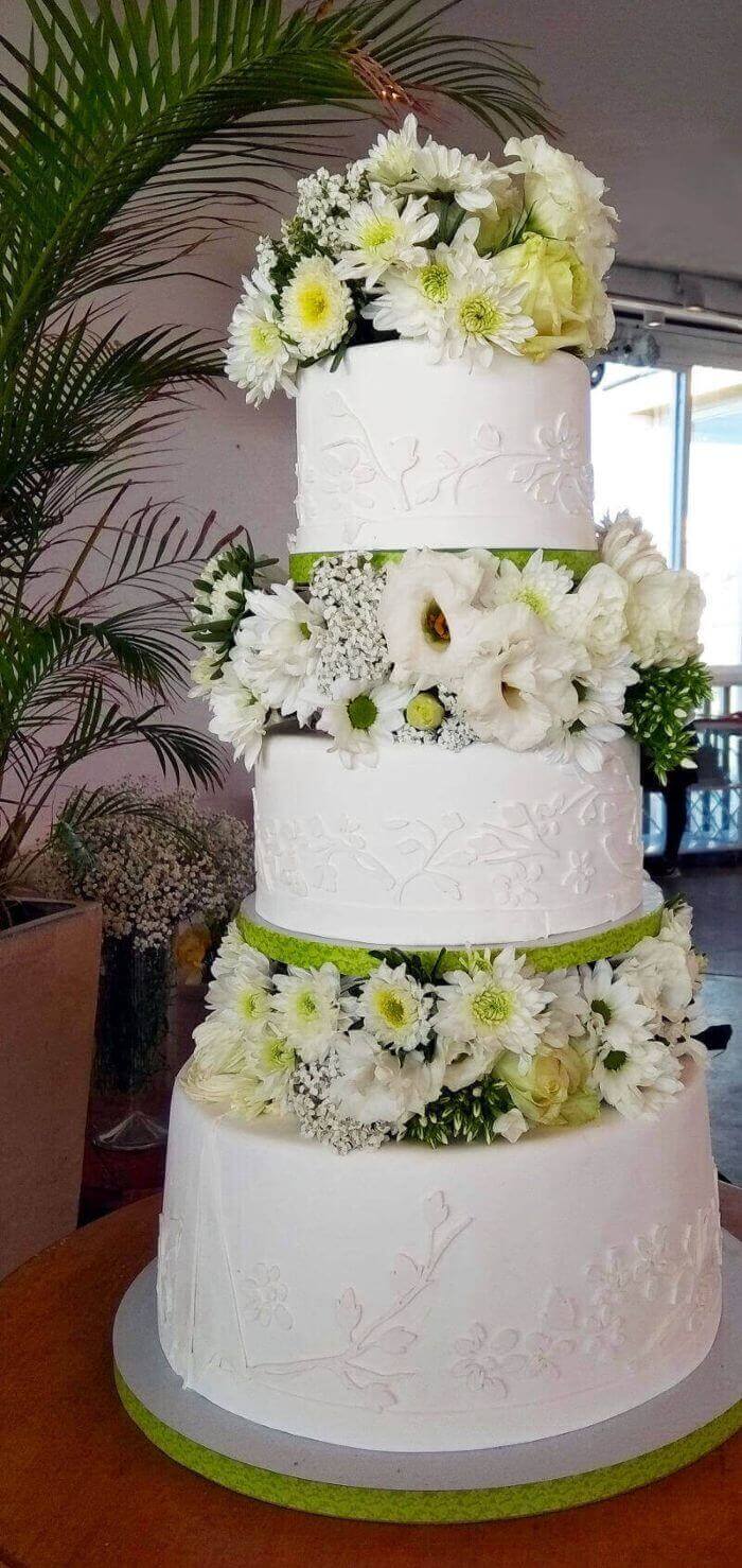 עוגת חתונה בקומות עם פרחים