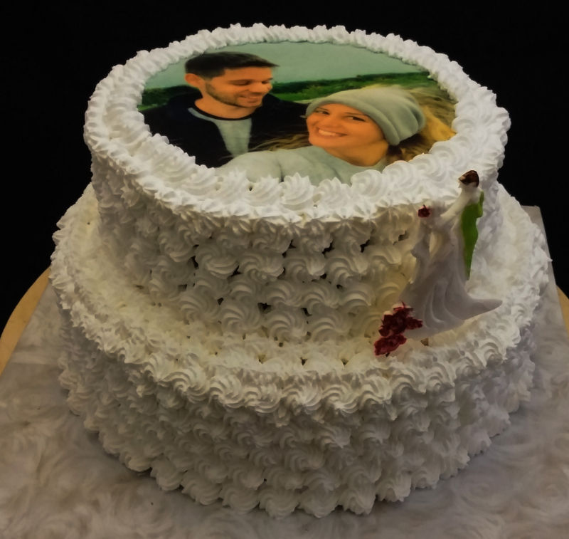 עוגת חתונה עם תמונה של הזוג