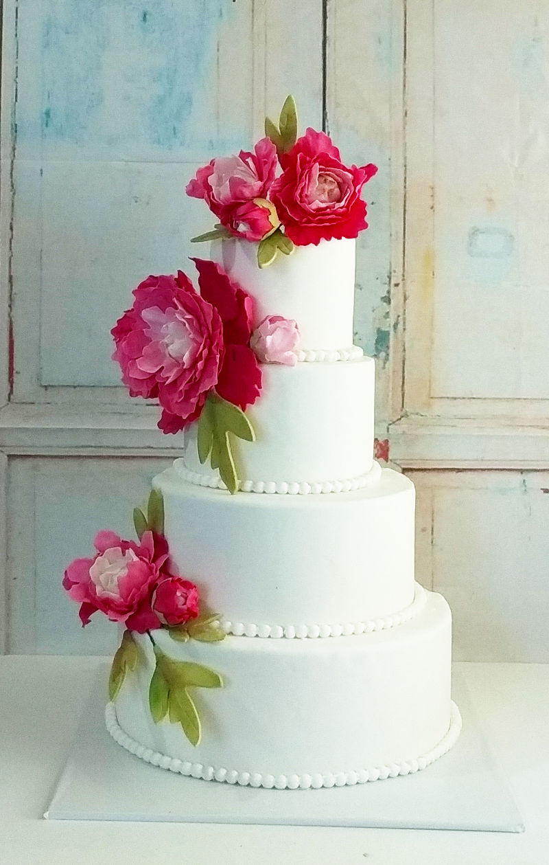 עוגת חתונה קלאסית עם פרחים
