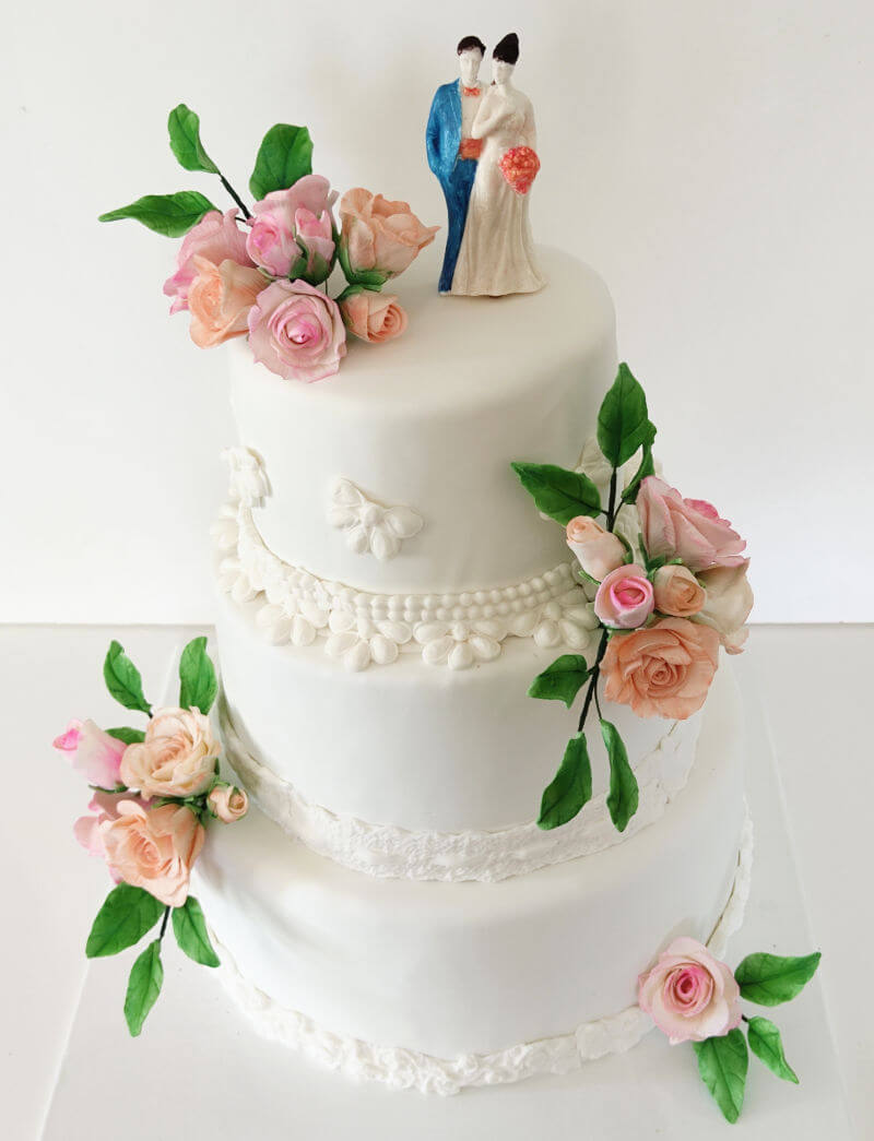 עוגת חתונה מעוצבת פרחים בשלוש קומות