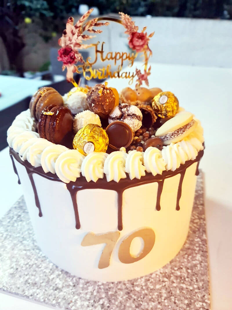 עוגת טפטופים עם ממתקים יום הולדת שמח