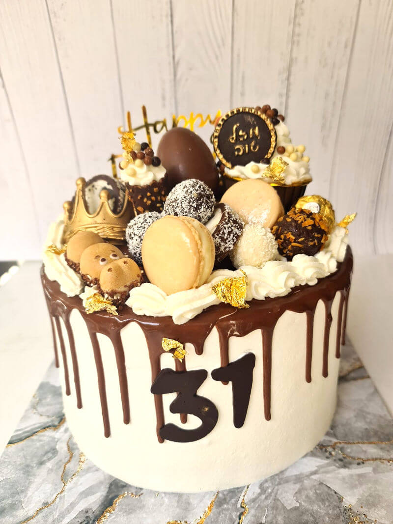 עוגת טפטופים מעוצבת עם שוקולדים וממתקים