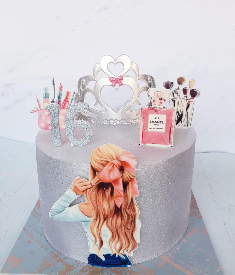 עוגת יום הולדת 16 מעוצבת עם קוסמטיקה