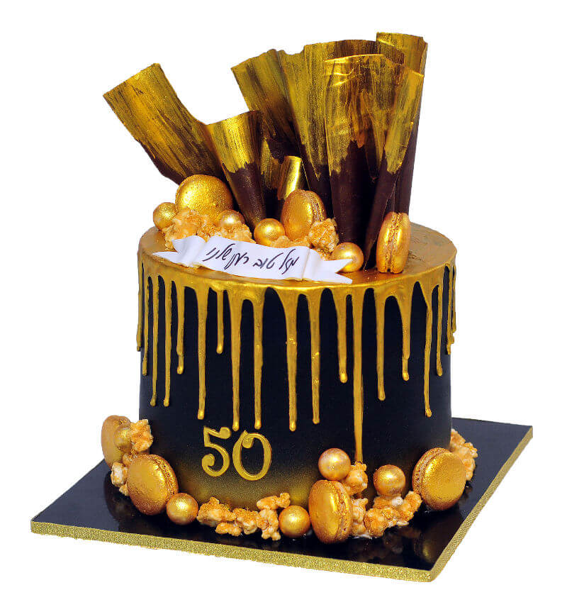 עוגת יום הולדת 50 בשחור וזהב עם מקרונים