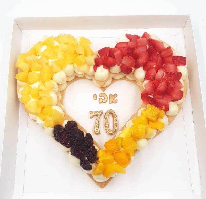 עוגת יום הולדת 70 בצורת לב