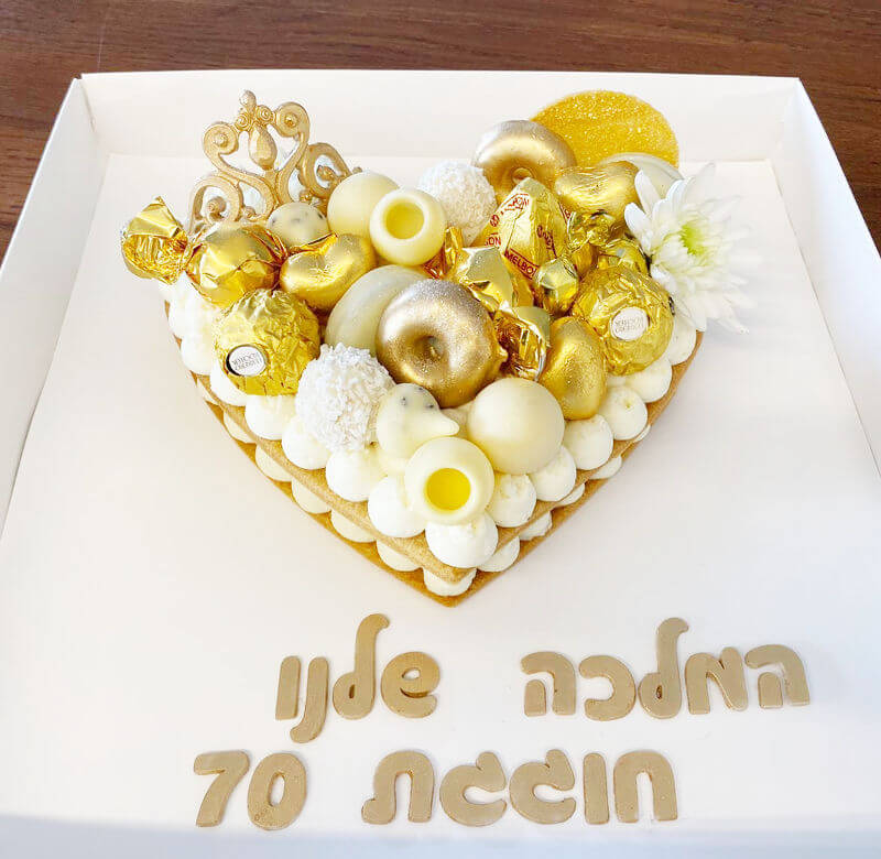 עוגת יום הולדת לב עם שוקולדים לגיל 70