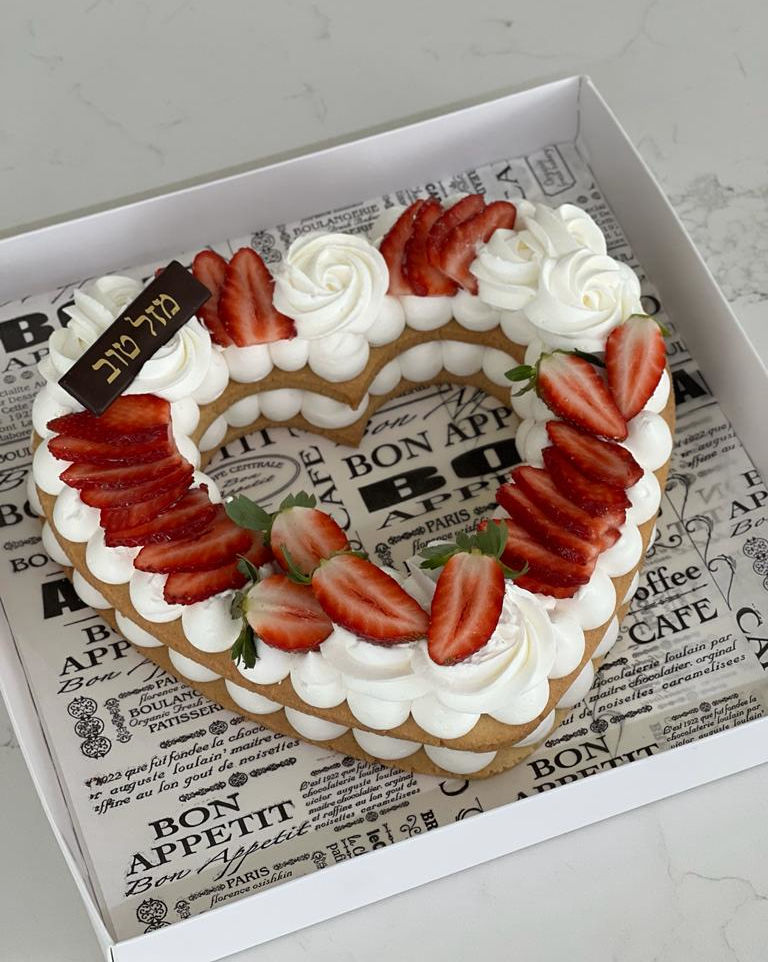 עוגת יום הולדת בצורת לב עם תותים