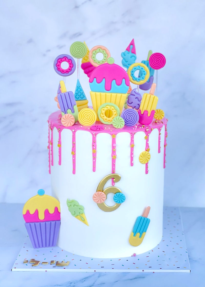עוגת יום הולדת טעימה עם גלידות ארטיקים וסוכריות