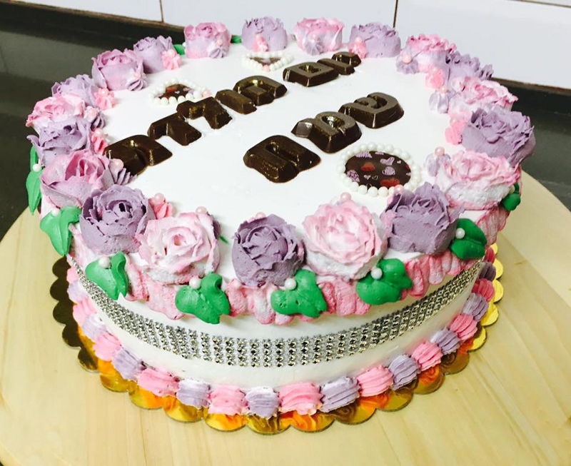 עוגת יום הולדת זילוף פרחים לבנות