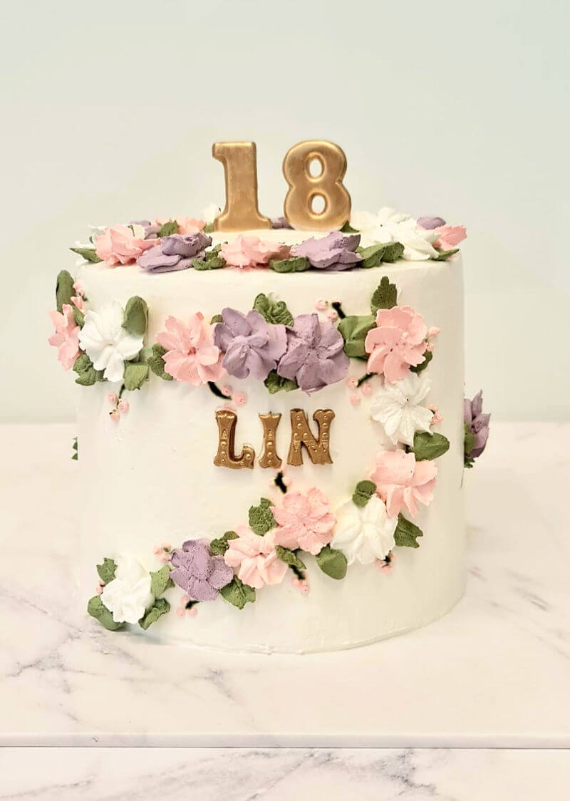 עוגת יום הולדת עם זילוף פרחים לאשה