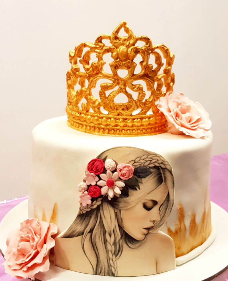 עוגת יום הולדת לאשה עם כתר