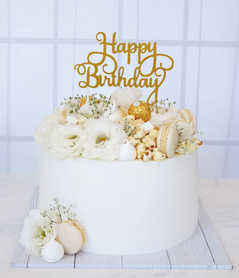 עוגת יום הולדת בלבן